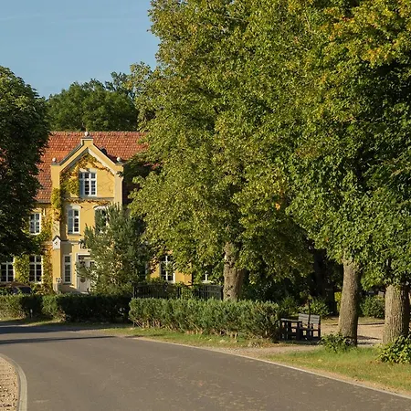 Mitten In Der Natur : Ferienwohnung Mit 3 Schlafzimmern, Neu Eingerichtet Neu Gaarz Exterior photo