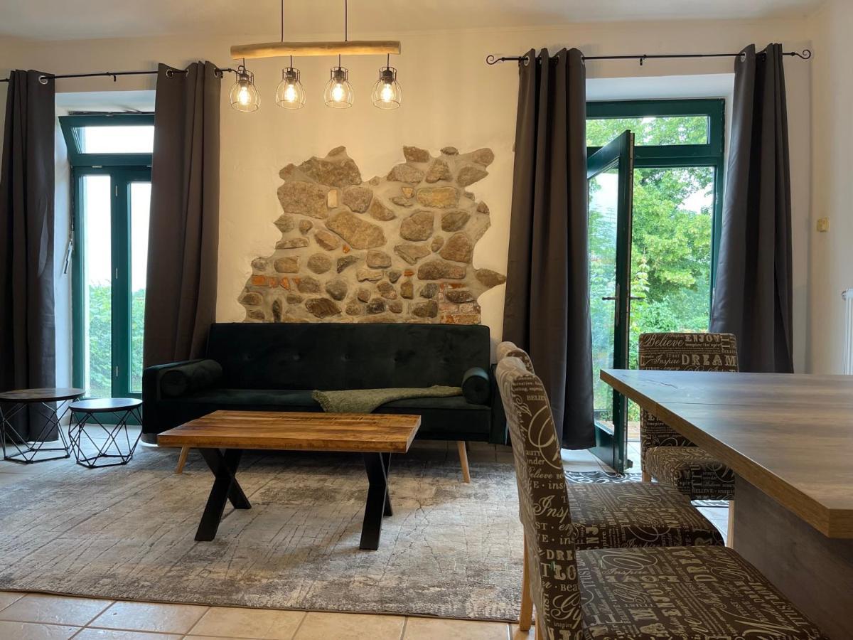 Apartment Mitten In Der : Mit 3 Schlafzimmern, Neu Eingerichtet Neu Gaarz