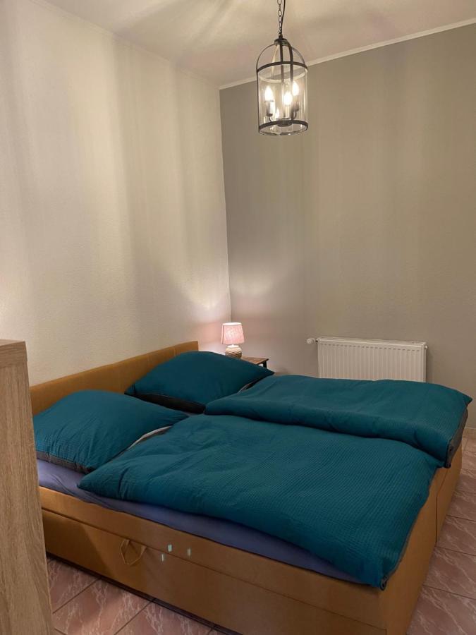 Mitten In Der : Mit 3 Schlafzimmern, Neu Eingerichtet Apartment *